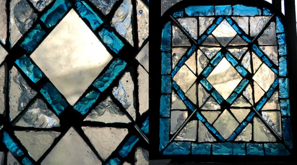 Vitrail en dalle de verre, bleu et blanc - chapelle Saint-Roch en Normandie | Matthieu Gasc | Vitraux