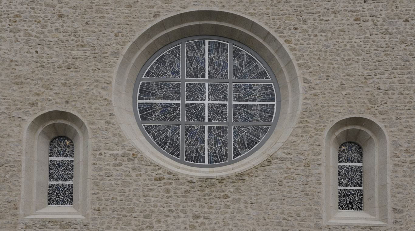 Vitrail en dalle de verre composé de 14 panneaux, taille totale de 3,20 mètre de diamètre. Vitrail réalisé pour l'Abbaye du Pesquié à Foix en Ariège.