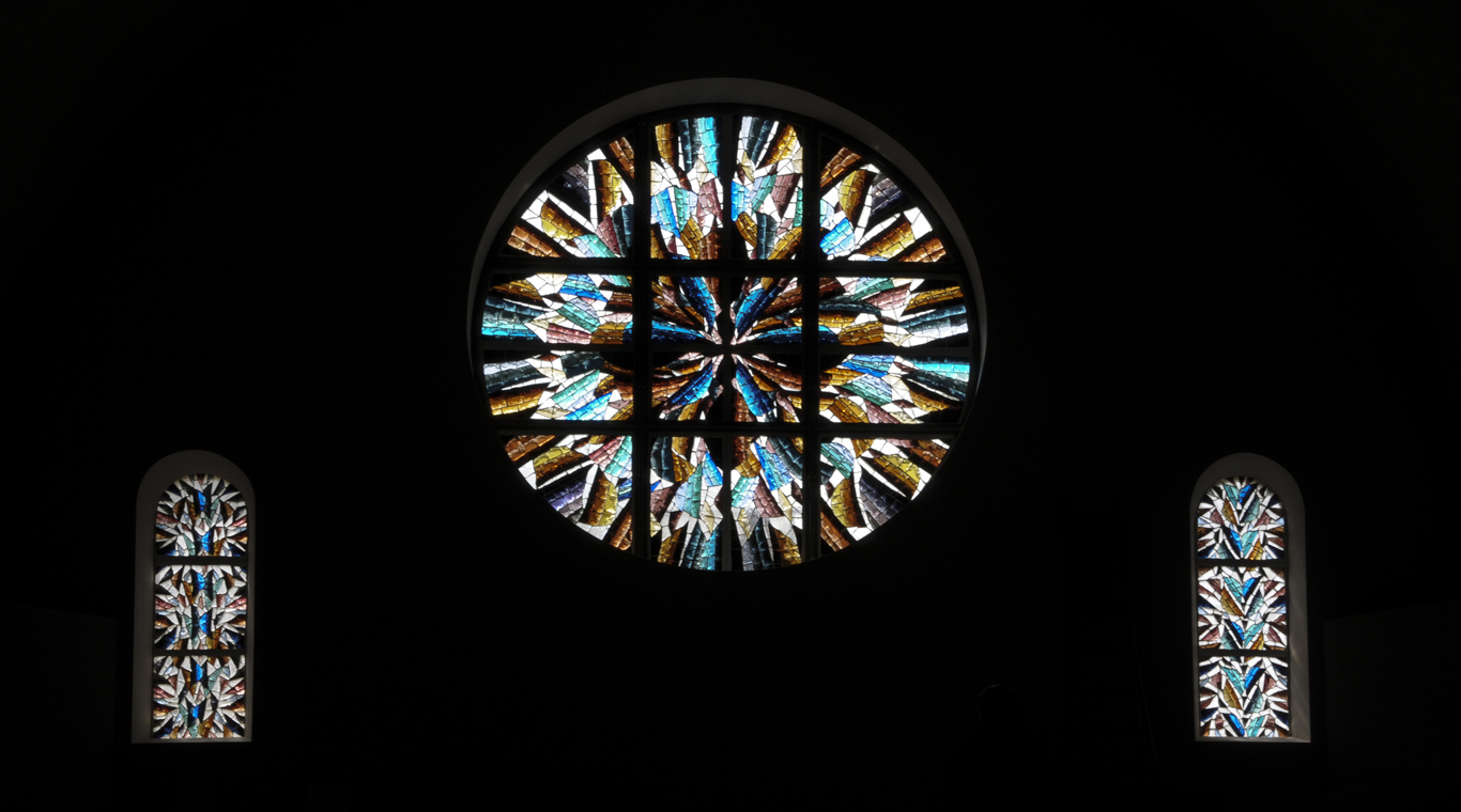 Vitrail en dalle de verre composé de 14 panneaux, taille totale de 3,20 mètre de diamètre. Vitrail réalisé pour l'Abbaye du Pesquié à Foix en Ariège.