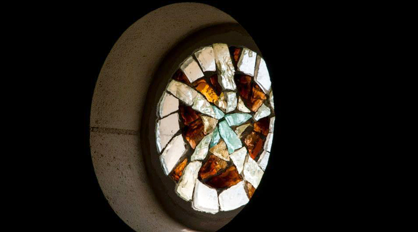 Vitrail en dalle de verre, brun blanc - Chapelle privée en Dordogne
